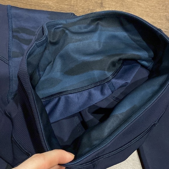 Lululemon - Crop 21” Capri Sz 4 blue stretchy camo leggings - Picture 11 of 17